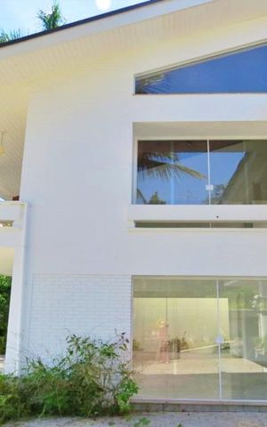 Casa à venda com 438m², 4 quartos e 6 vagas Casa à venda com 438m², 4 quartos e 6 vagasFachada