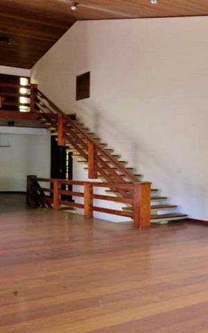 Casa à venda com 438m², 4 quartos e 6 vagas Casa à venda com 438m², 4 quartos e 6 vagasSala