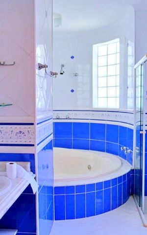 Casa à venda com 438m², 4 quartos e 6 vagas Casa à venda com 438m², 4 quartos e 6 vagasBanheiro da Suíte 1