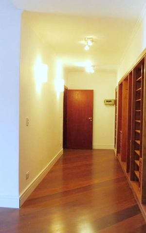 Casa à venda com 438m², 4 quartos e 6 vagas Casa à venda com 438m², 4 quartos e 6 vagasCloset da suíte 1