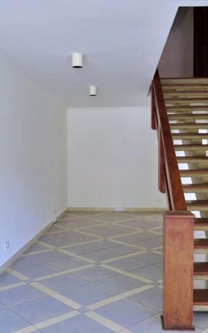 Casa à venda com 438m², 4 quartos e 6 vagas Casa à venda com 438m², 4 quartos e 6 vagasEscada