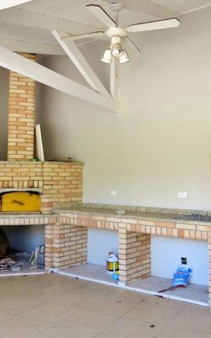 Casa à venda com 438m², 4 quartos e 6 vagas Casa à venda com 438m², 4 quartos e 6 vagasChurrasqueira