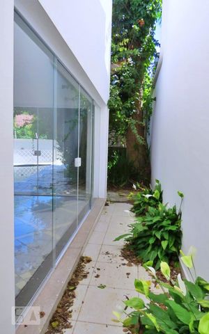 Casa à venda com 438m², 4 quartos e 6 vagas Casa à venda com 438m², 4 quartos e 6 vagasÁrea Externa
