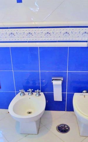 Casa à venda com 438m², 4 quartos e 6 vagas Casa à venda com 438m², 4 quartos e 6 vagasBanheiro da Suíte 1