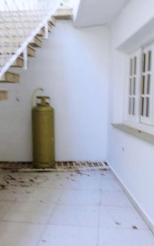 Casa à venda com 438m², 4 quartos e 6 vagas Casa à venda com 438m², 4 quartos e 6 vagasEscada