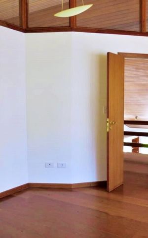 Casa à venda com 438m², 4 quartos e 6 vagas Casa à venda com 438m², 4 quartos e 6 vagasEscritório