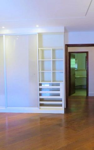 Casa à venda com 438m², 4 quartos e 6 vagas Casa à venda com 438m², 4 quartos e 6 vagasQuarto 3 - Suíte - Armários