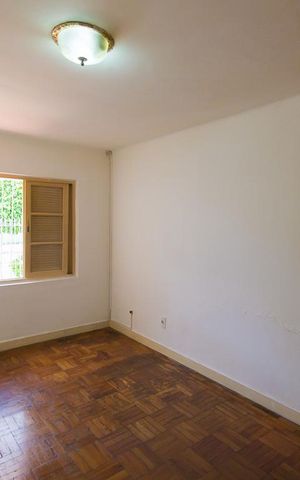 Casa à venda com 240m², 5 quartos e 3 vagasSuíte