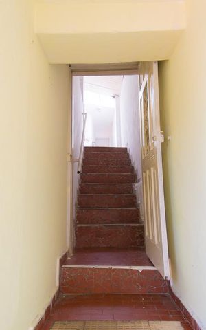 Casa à venda com 240m², 5 quartos e 3 vagasEscada
