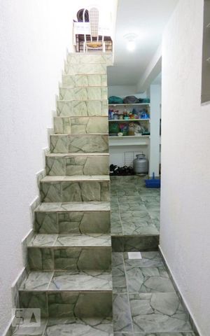 Casa à venda com 60m², 2 quartos e sem vaga Casa à venda com 60m², 2 quartos e sem vagaEscada