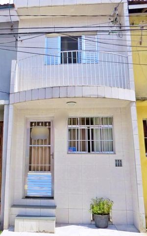 Casa à venda com 60m², 2 quartos e sem vaga Casa à venda com 60m², 2 quartos e sem vagaFachada