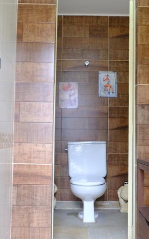Casa à venda com 500m², 3 quartos e 2 vagasÁrea externa - banheiro