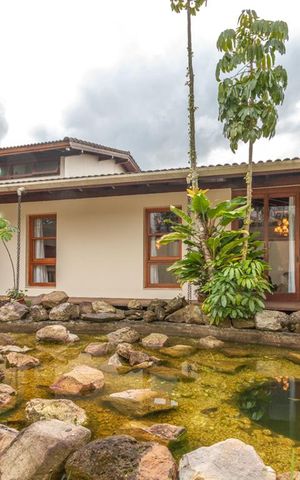 Casa à venda com 769m², 3 quartos e 5 vagas Casa à venda com 769m², 3 quartos e 5 vagasVista Frontal