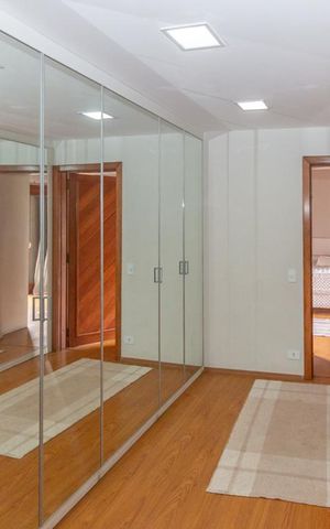 Casa à venda com 769m², 3 quartos e 5 vagas Casa à venda com 769m², 3 quartos e 5 vagasCloset