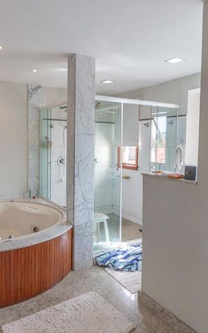 Casa à venda com 769m², 3 quartos e 5 vagas Casa à venda com 769m², 3 quartos e 5 vagasBanheiro da Suite 1