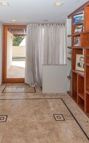 Casa à venda com 769m², 3 quartos e 5 vagas Casa à venda com 769m², 3 quartos e 5 vagasHall de Entrada