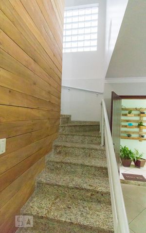 Casa à venda com 160m², 3 quartos e 4 vagasEscada