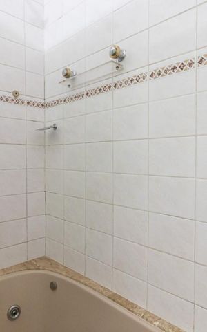 Casa à venda com 280m², 3 quartos e 2 vagas Casa à venda com 280m², 3 quartos e 2 vagasBanheiro da Suíte
