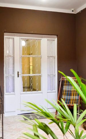 Casa à venda com 180m², 2 quartos e 2 vagas Casa à venda com 180m², 2 quartos e 2 vagasVista Porta Entrada