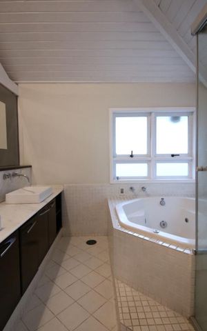 Casa de condomínio para alugar com 250m², 3 quartos e 3 vagasSuíte - Banheiro
