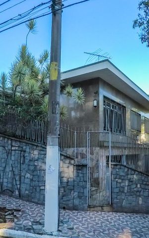 Casa para alugar com 240m², 5 quartos e 4 vagasFachada