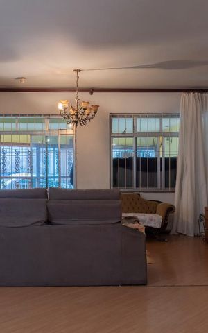 Casa à venda com 232m², 4 quartos e 3 vagas Casa à venda com 232m², 4 quartos e 3 vagasSala