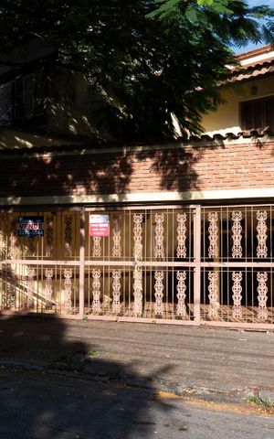 Casa à venda com 232m², 4 quartos e 3 vagas Casa à venda com 232m², 4 quartos e 3 vagasFachada