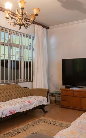 Casa à venda com 232m², 4 quartos e 3 vagas Casa à venda com 232m², 4 quartos e 3 vagasSala