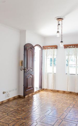 Casa à venda com 220m², 5 quartos e 3 vagas Casa à venda com 220m², 5 quartos e 3 vagasSala