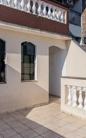 Casa à venda com 220m², 5 quartos e 3 vagas Casa à venda com 220m², 5 quartos e 3 vagasVaranda da Sala
