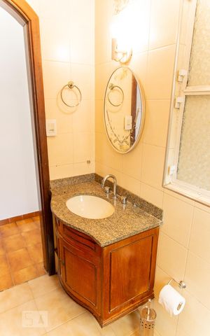 Casa à venda com 220m², 5 quartos e 3 vagas Casa à venda com 220m², 5 quartos e 3 vagasBanheiro 1