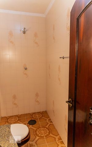 Casa à venda com 220m², 5 quartos e 3 vagas Casa à venda com 220m², 5 quartos e 3 vagasBanheiro 2