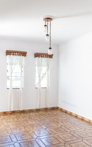 Casa à venda com 220m², 5 quartos e 3 vagas Casa à venda com 220m², 5 quartos e 3 vagasSala