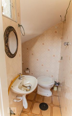 Casa à venda com 220m², 5 quartos e 3 vagas Casa à venda com 220m², 5 quartos e 3 vagasBanheiro de Serviço