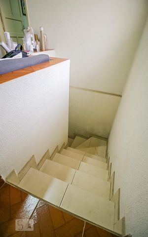 Casa à venda com 90m², 3 quartos e 2 vagas Casa à venda com 90m², 3 quartos e 2 vagasEscada