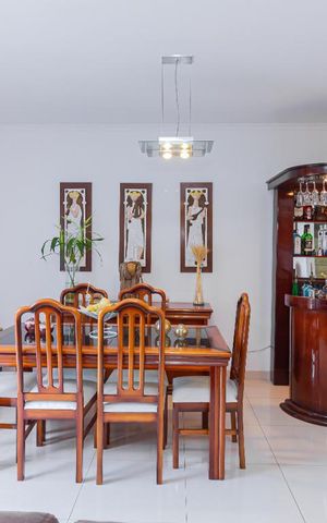 Casa à venda com 200m², 3 quartos e 3 vagas Casa à venda com 200m², 3 quartos e 3 vagasSala