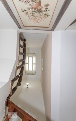 Casa para alugar com 320m², 4 quartos e 2 vagasEscadas