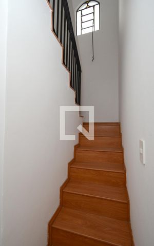 Casa à venda com 130m², 2 quartos e 2 vagasEscada