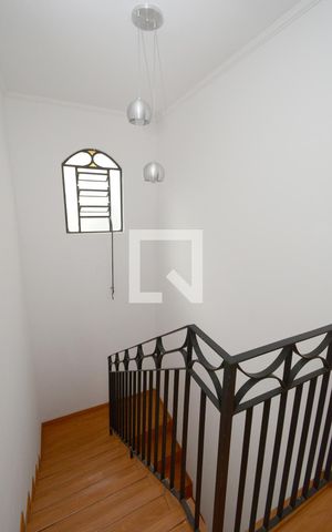 Casa à venda com 130m², 2 quartos e 2 vagasEscada