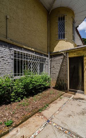 Casa à venda com 625m², 4 quartos e 5 vagas Casa à venda com 625m², 4 quartos e 5 vagasEntrada