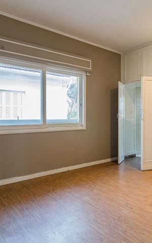 Casa à venda com 625m², 4 quartos e 5 vagas Casa à venda com 625m², 4 quartos e 5 vagasSuíte