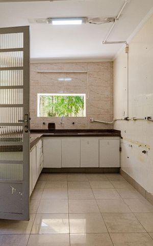 Casa à venda com 625m², 4 quartos e 5 vagas Casa à venda com 625m², 4 quartos e 5 vagasCozinha
