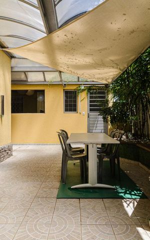 Casa à venda com 625m², 4 quartos e 5 vagas Casa à venda com 625m², 4 quartos e 5 vagasQuintal