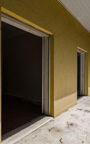 Casa à venda com 625m², 4 quartos e 5 vagas Casa à venda com 625m², 4 quartos e 5 vagasVaranda do quarto 2