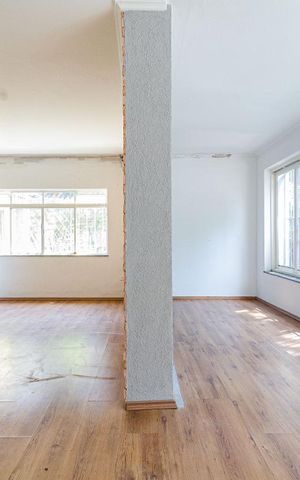 Casa à venda com 625m², 4 quartos e 5 vagas Casa à venda com 625m², 4 quartos e 5 vagasSala
