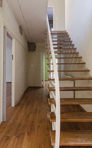Casa à venda com 625m², 4 quartos e 5 vagas Casa à venda com 625m², 4 quartos e 5 vagasEscada