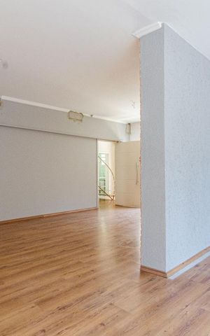 Casa à venda com 625m², 4 quartos e 5 vagas Casa à venda com 625m², 4 quartos e 5 vagasSala