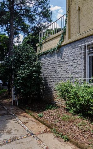 Casa à venda com 625m², 4 quartos e 5 vagas Casa à venda com 625m², 4 quartos e 5 vagasEntrada