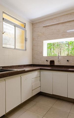 Casa à venda com 625m², 4 quartos e 5 vagas Casa à venda com 625m², 4 quartos e 5 vagasCozinha