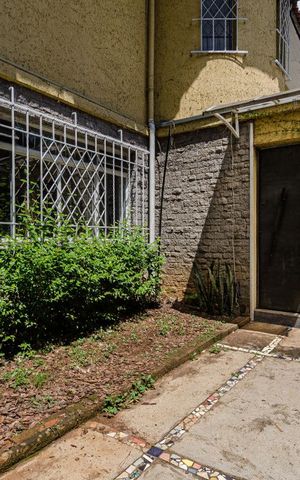 Casa à venda com 625m², 4 quartos e 5 vagas Casa à venda com 625m², 4 quartos e 5 vagasEntrada